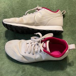 nike md runner beige